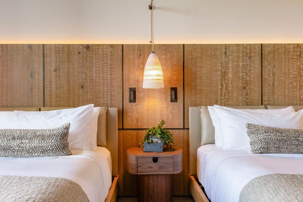 Hillside 2 Queen Beds interior